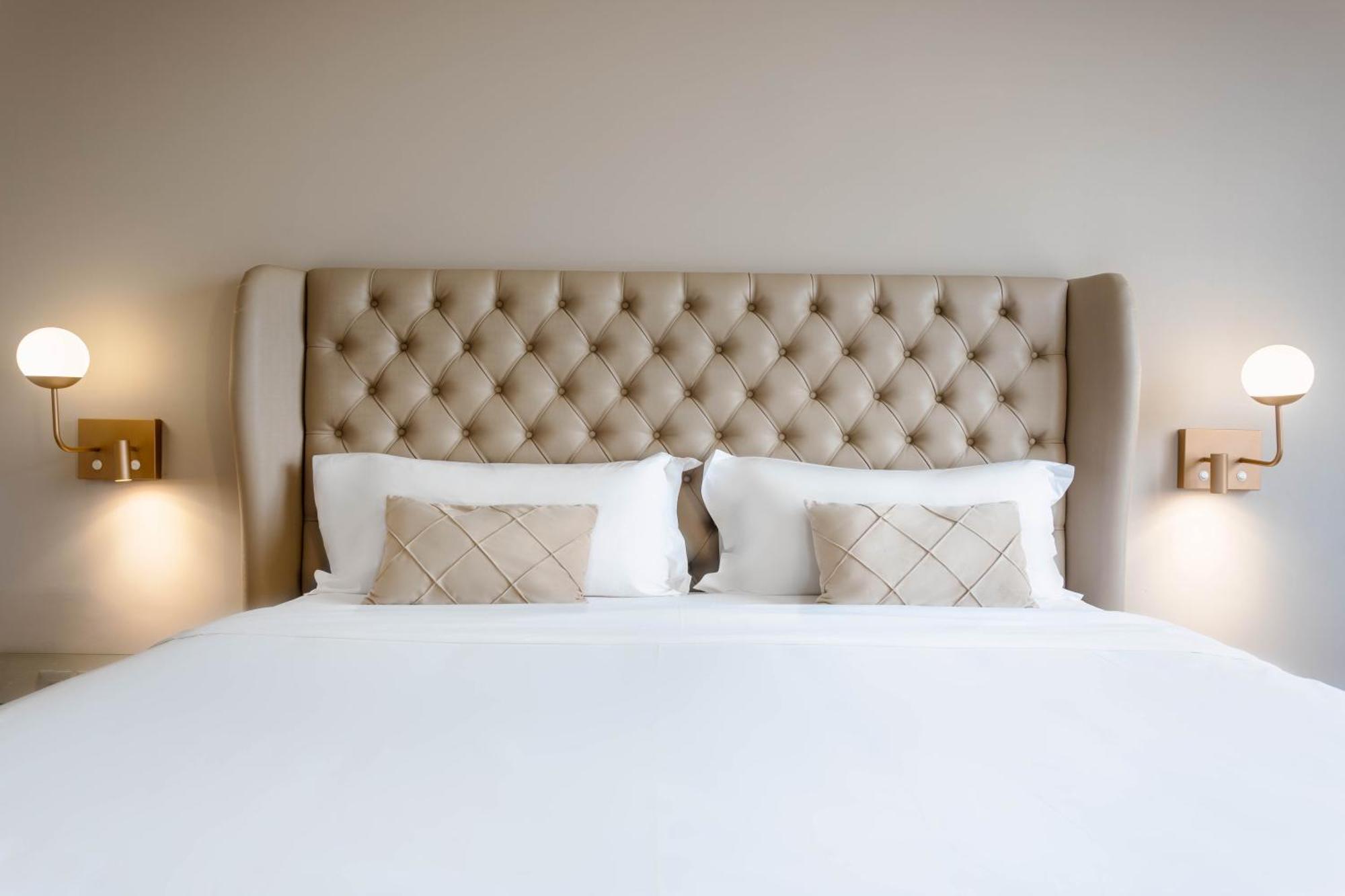 Ouro Minas Hotel Belo Horizonte, Dolce By Wyndham Ngoại thất bức ảnh A bed with a tufted headboard
