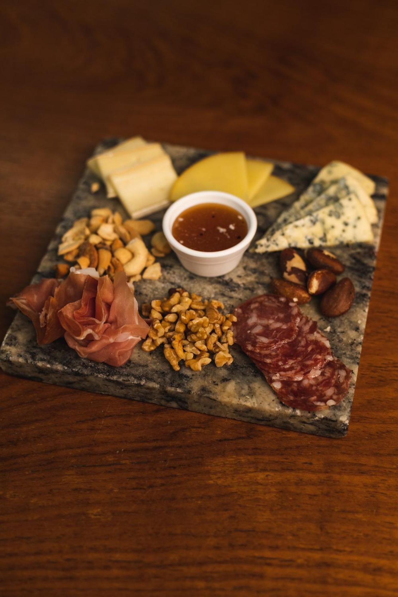 Ouro Minas Hotel Belo Horizonte, Dolce By Wyndham Ngoại thất bức ảnh A cheese and sausage platter